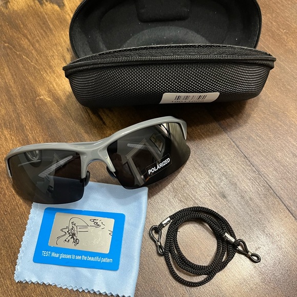 Polarized Fishing Sunglasses with Anti-Lost Strap 
New condition - Picture 3 of 9